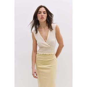 Blusa con cuello en V y cintura fruncida - Product Image 1