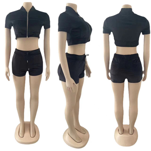 Conjunto de 2 piezas para mujer, chándal de terciopelo de manga corta con cremallera completa y logotipo de diamantes de imitación personalizado OEM para verano - Product Image 5