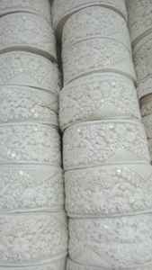 ริบบิ้นปักลายดอกไม้สีขาวประดับเลื่อม ผ้าลูกไม้ แต่งขอบด้วยริบบิ้นปักลาย  ผ้าฝ้าย 100% เป็นมิตรกับสิ่งแวดล้อม ผ้าหรูหราสำหรับชุดแต่งงาน ดีไซน์เนอร์ - Product Image 2