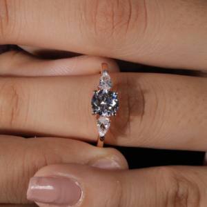 Bague en or véritable 18 carats à trois pierres avec diamant rond cultivé en laboratoire certifié HPHT CVD diamant certifié IGI - Product Image 3