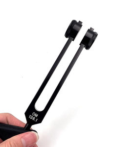 Diapason de haute qualité OM 136,1 Hz avec maillet |   Diapason de guérison sonore en acier inoxydable et aluminium noir, manuel - Product Image 3