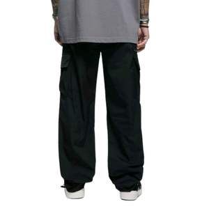 Ropa de calle de algodón 100%, pantalón utilitario, tela duradera negra, puños ajustables en el tobillo, bolsillos con cremallera ocultos, ajuste moderno, comodidad diaria - Product Image 2
