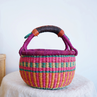 Panier de couleur vive Ghana Bolga fait à la main à partir d'herbe naturelle avec poignée en cuir pour le stockage et le shopping Tote