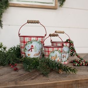 Cubo navideño de metal galvanizado utilizado para organizar regalos, decoraciones y artículos de fiesta durante la temporada festiva de invierno - Product Image 1