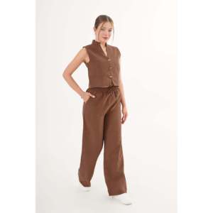 Conjunto de Dos Piezas LUSTRIN para Mujer: Chaleco Elegante sin Mangas en Gamuza Gris y Pantalones Anchos Holgados, Venta al Por Mayor - Product Image 5