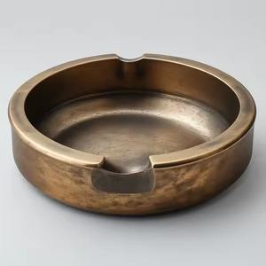 Cenicero de Latón de Lujo para Cigarros, Acabado Moderno, Diseño Tallado a Mano, Metal Duradero y Personalizable para una Decoración Elegante en el Hogar u Oficina - Product Image 6