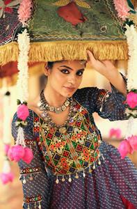 ผ้าเลเฮนกาโชลีแบบใหม่มาแรง ผ้าเรยอนเรียบ 4 เมตร พร้อมผ้าปัตตาแบบแคนวาส ลูกไม้แบบกลับด้านได้ สำหรับงานแต่งงานแบบสบายๆ - Product Image 5