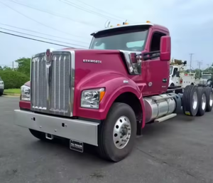 Camión Kenworth S W990 de tres ejes, cabina y chasis, usado, automático/manual, en EXCELENTE estado, modelos 2023-2024, para entrega mundial. - Product Image 5
