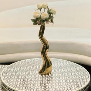 Vase à fleurs en métal design avec finition élégante en bronze poli adapté aux espaces de vie et aux coins de salon - Product Image 1