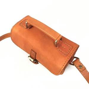 Artisan's Journey Mini cartable en cuir pleine fleur fabriqué à la main Hiker en cuir tanné végétal Boxy Crossbody d'Indonésie - Product Image 4