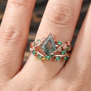 Anillo de compromiso de ágata musgosa con corte cometa y anillo de hoja de vid de oro macizo de 10K con detalles de esmeralda, conjunto nupcial inspirado en la naturaleza - Product Image 1