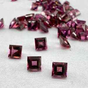 พลอยโรโดไลต์ทรงเหลี่ยมขนาด 4 มม. ธรรมชาติ สำหรับทำเครื่องประดับ - Product Image 1