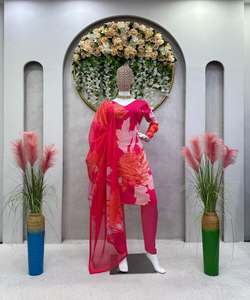 Ensemble Lehenga Choli orné de vêtements de mariée avec travail Zari complexe et embellissements de miroir pour la sophistication du bureau - Product Image 4