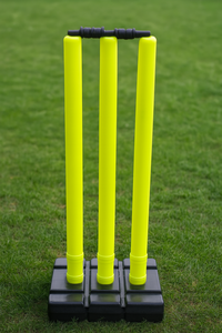 Mahaplay Intérieur Extérieur Cricket Wickets Plastique Rouge/Vert Néon 24/27 Pouces Base Remplissable à l'Eau Fabriqué en Inde pour tous les âges - Product Image 2