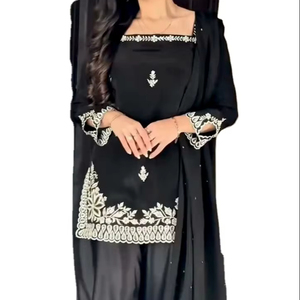 Impresionante tela de seda pura de color negro, estilo liso y elegante, corte recto, borde tradicional indio, a precio de mayoreo. - Product Image 1