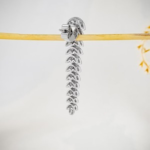 Pendientes Colgantes de Oro Blanco de 18k con Diamantes de 2.08ct, Diseño de Hoja Inspirado en la Naturaleza, Joyería Elegante para Bodas y Aniversarios - Product Image 4