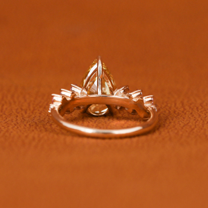 Anillo de compromiso clásico de plata esterlina para mujer, lujoso laboratorio de pera amarilla, creado con doble Diamante, configuración pavimentada, certificado IGI - Product Image 3