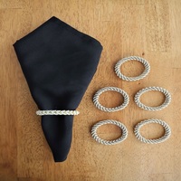 Anillo para Servilletas de Algodón Hecho a Mano en India con Cuentas de Colores y Diseño Bordado