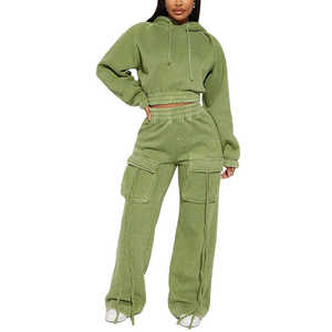 Ensemble de survêtement pour femme de haute qualité, vert, avec pantalon cargo lavé et haut court de fitness à cordon de serrage - Product Image 1