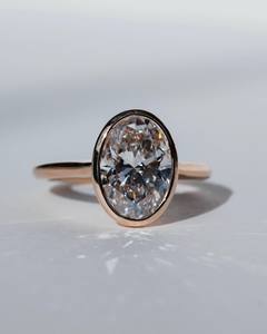 Bague de fiançailles en moissanite ovale 8x10mm, sertie clos, solitaire, en argent sterling 925, bijoux personnalisés - Product Image 1