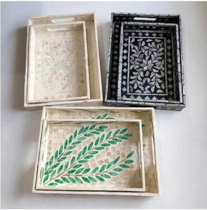 Plateau de service en bambou tissé en gros, écologique, fait à la main avec un design incrusté de nacre - Product Image 3