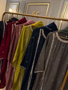 Ssumaira Present 3 Pc Listo para usar Camisa de seda bordada a mano con Dupatta de gasa y pantalón teñido Anarkali Salwar Kameez - Product Image 3