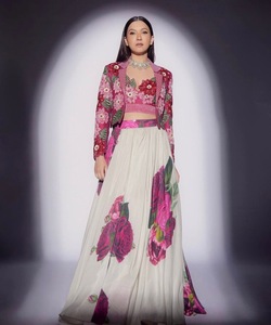Chinon brodé Lehenga Choli avec détail de séquence, tenue ethnique complète avec Dupatta pour des occasions spéciales - Product Image 2