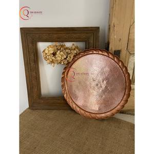 Bandeja de servicio martillada de forma redonda de cobre de lujo y moderna Chapado brillante para alimentos Suministros de utensilios de cocina de mesa Hecho EN LA India - Product Image 1