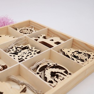 Adornos de madera para árboles de Navidad con copos de nieve Adorno colgante rústico con cuerda de cáñamo y cuentas de madera móviles para vacaciones - Product Image 6