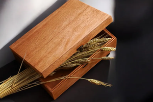 Boîte à souvenirs rectangulaire en bois rustique et écologique, fabriquée à la main par Crescent Crafts - Product Image 2