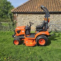 Tondeuse autoportée Kubota G261 avec moteur performant et hauteur de coupe réglable pour grandes pelouses