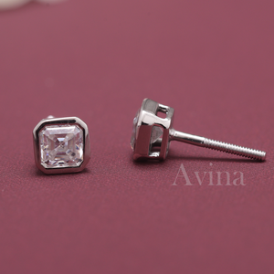 Boucles d'oreilles clous minimalistes en or 18 carats avec diamant de laboratoire certifié IGI taille Asscher, serti clos, à visser, cadeau d'anniversaire de mariage pour femme - Product Image 3