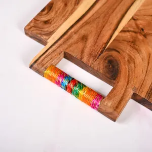 Plato rectangular de madera de acacia para servir con asa, bandeja de madera hecha a mano para servir, tabla de charcutería para aperitivos, queso - Product Image 4