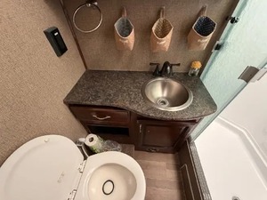 FLEETWOOD RV FLAIR 31A USADO EN BUEN ESTADO, MODELO 2017, LISTO PARA LA VENTA - Product Image 3