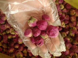 Pétales de rose séchés naturels pour le thé, les bains et les pot-pourris - Product Image 2