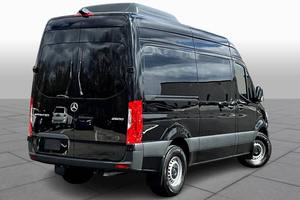 รถตู้โดยสาร Mercedes-Benz Sprinter 2500 ปี 2023 รุ่น 144 นิ้ว แบบ 3 ประตู สภาพดี ใช้งานน้อย พร้อมเครื่องยนต์กำลังสูง - Product Image 3