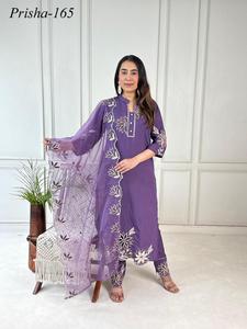 Costume en soie romaine avec des détails élégants faits à la main, tenue ethnique polyvalente pour les fêtes de mariage pour femmes - Product Image 2