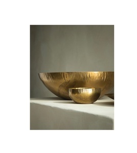 Bol traditionnel en laiton avec surface brillante et design orné adapté pour offrir des rituels ou des thèmes intérieurs ethniques - Product Image 1