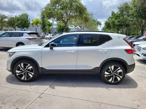 Volvo XC40 B5 Plus 2023 Impecable con Tema Oscuro - Product Image 3
