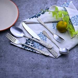 Exquisito Juego de Cuchillos de Acero Inoxidable de 5 Piezas para Bodas, Diseño Clásico de Lujo con Acabado Espejo - Product Image 2