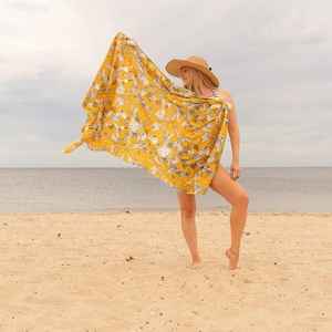 Sarong en coton fait main, motifs floraux moutarde, enveloppe de plage tropicale, écharpe d'été légère, cadeau pour elle ou lui - Product Image 4