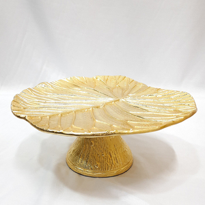 Présentoir à gâteau en aluminium plaqué or en forme de feuille Support à gâteau de luxe d'occasion pour fête d'anniversaire et mariage - Product Image 1