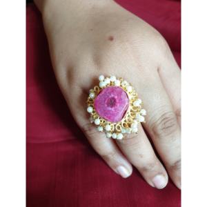 Grande bague en pierre rose faite à la main avec perles pour femmes vêtements de fête traditionnels bijoux ethniques bague réglable - Product Image 1