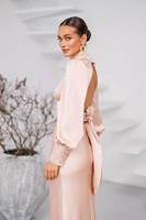 Robe midi en satin de pêche pour les invités de mariage avec dos ouvert, robe élégante à manches longues et col haut, tenue chic et formelle pour femmes