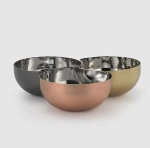 Ensemble de trois bols de service en métal émaillé pour hôtels et restaurants servant des plats à salade en vente - Product Image 1