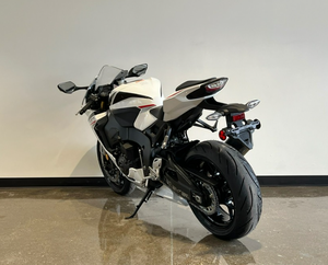 BEST-SELLER 2026 HONDA CBR1000RR-R NOUVELLE MOTO SPORTIVE + GARANTIE TRANSFERABLE À KILOMÉTRAGE INÉLIMITE. 1 AN INCLUS - Product Image 1