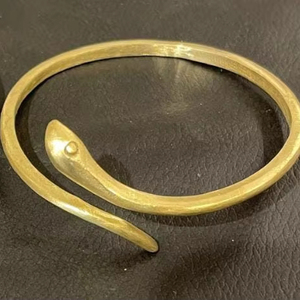 Brazalete de bobina de serpiente de latón antiguo serpiente minimalista Tribal/mítico/bohemio ropa casual regalo único - Product Image 1
