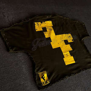 Camiseta Corta Cuadrada Personalizada para Hombre, Estilo Patchwork Desgastado, Mangas Cortas, Estampado, Bordado, Apliques, Pedrería - Product Image 4