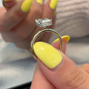 Anillo de Compromiso con Halo Oculto Radiante en Oro Amarillo con Diamante de 4 Puntas Certificado por IGI - Product Image 4