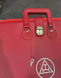 กระเป๋าใส่ผ้ากันเปื้อนพิธีกรรมเมสัน หนังแท้/ผ้าซาติน คุณภาพสูง ปรับแต่งได้ รับผลิตตามแบบ (OEM) มีทุกขนาด - Product Image 2